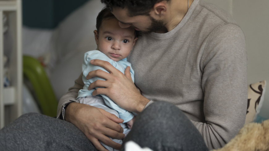 Inte nog med att barnen är sjuka och behöver tas hand om, föräldrarna blir också stressade över att de måste vara borta från jobbet.  Foto: Shutterstock